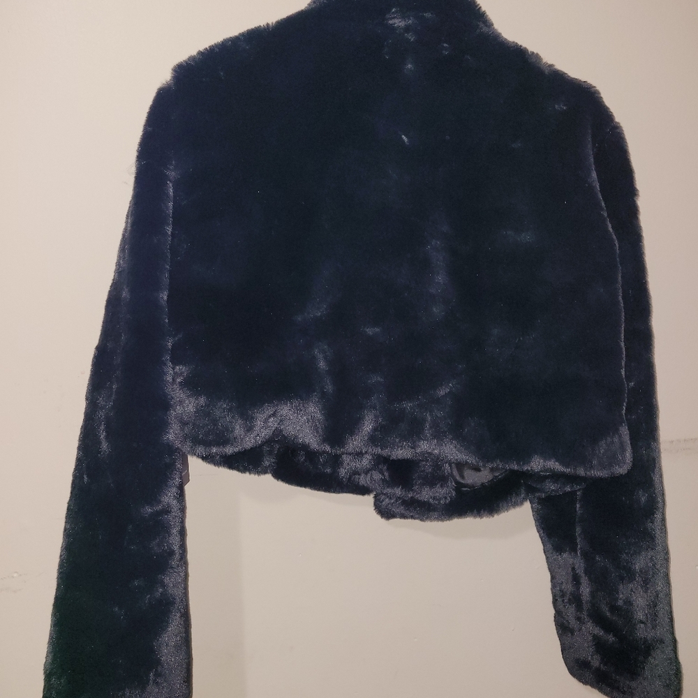 Woman's coat size small.Faux fur, brand new with tags.